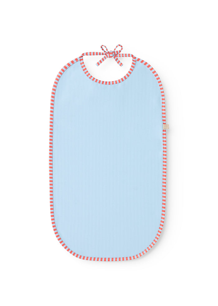 Lang hagesmæk with light blue front side and red edge stripe