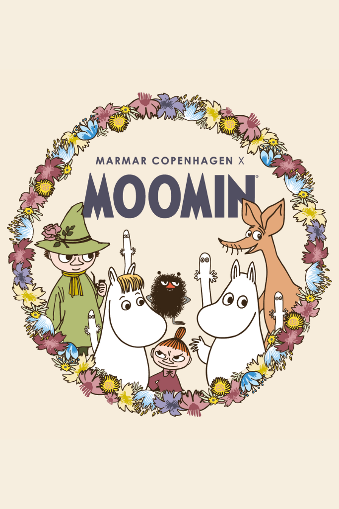 Kids' shirt with Mummi figures in a round flower wreath and a text ribbon in the middle