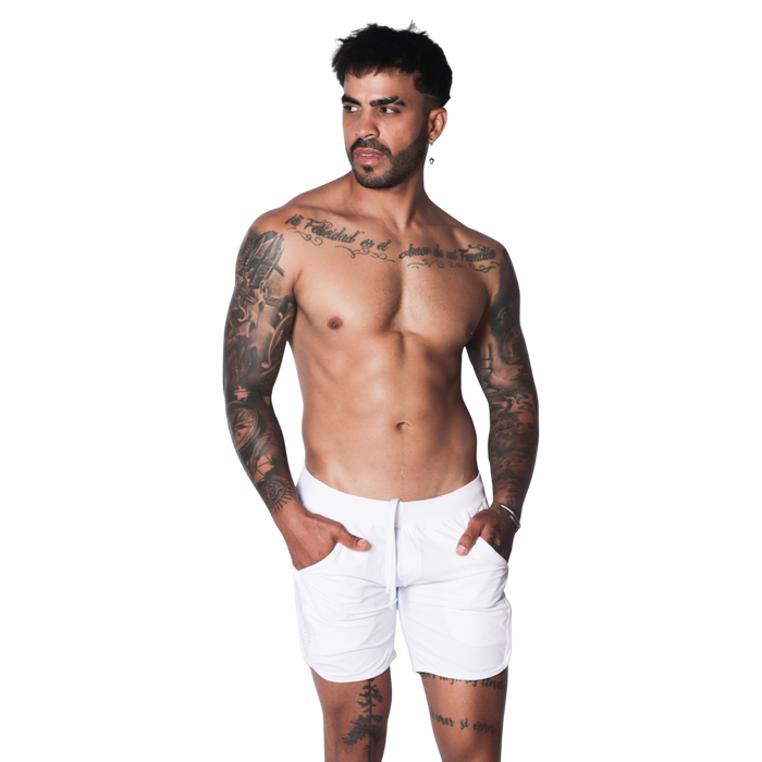 Ambitious White Short en modelo de Gigo Underwear