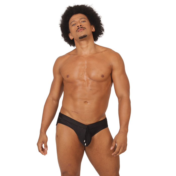 Glow Black Swimbrief en modelo de Gigo Underwear