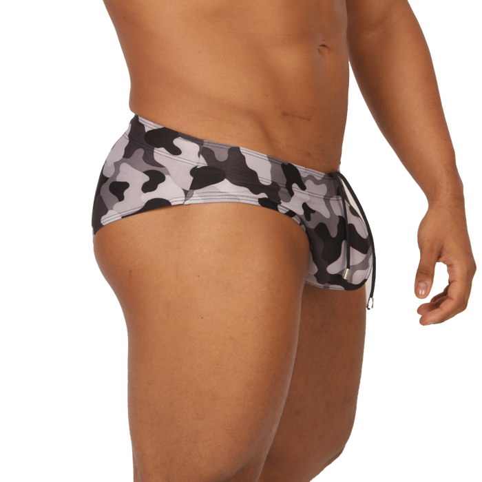 Rank Camouflaged Swim Brief vista frontal de Gigo Underwear