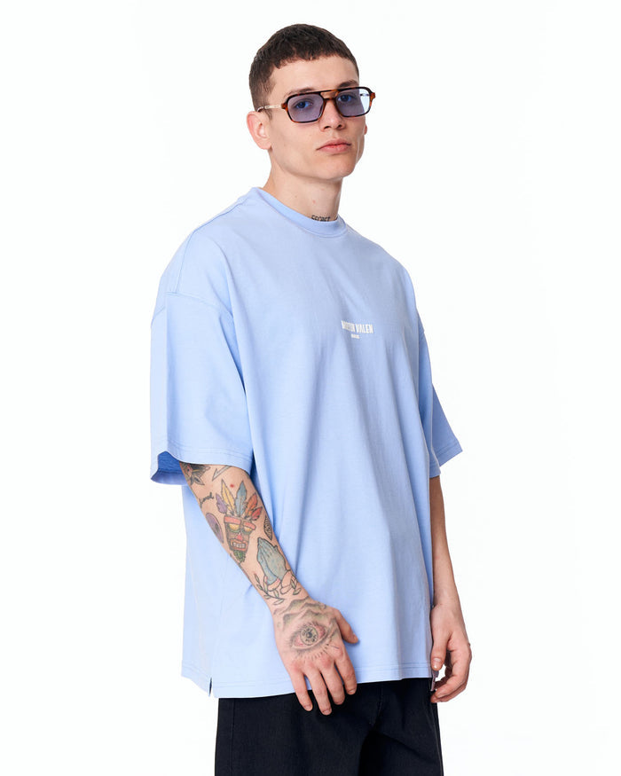 Martin Valen "Slogan" men's oversized blue printed T-shirt, three-quarter front view with wide sleeves and small centered white logo